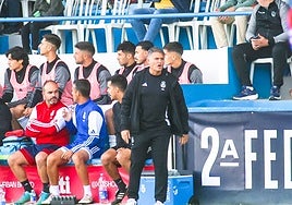 Pedro Morilla dando instrucciones desde la banda durante el Yeclano-Recreativo
