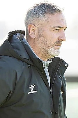 Arzu dirigiendo la pasada temporada un partido del filial verdiblanco en Primera RFEF