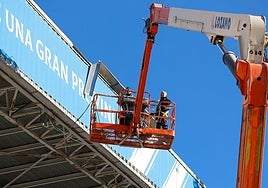 Los trabajos para arreglar la visera en el Nuevo Colombino