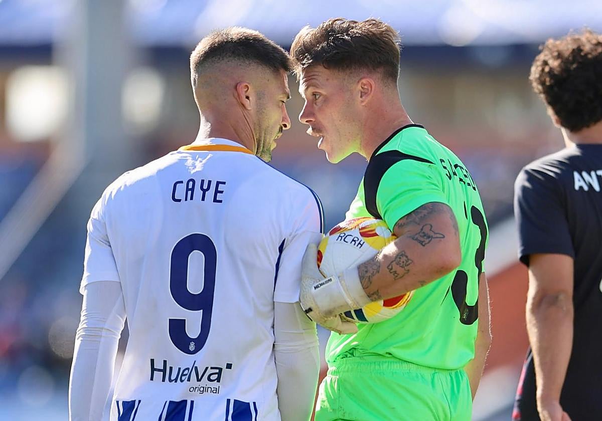 Caye Quintana, frente con frente, con el portero Salcedo