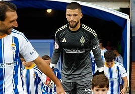 El meta del Recreativo Jero Lario antes de un partido en el Nuevo Colombino