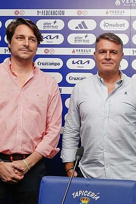 Pedro Morilla, entre el presidente y el director deportivo del Recreativo