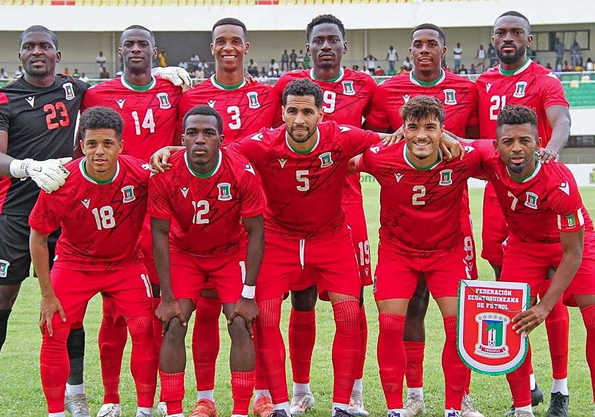 Néstor Senra con el dorsal número 2 en un partido con su selección
