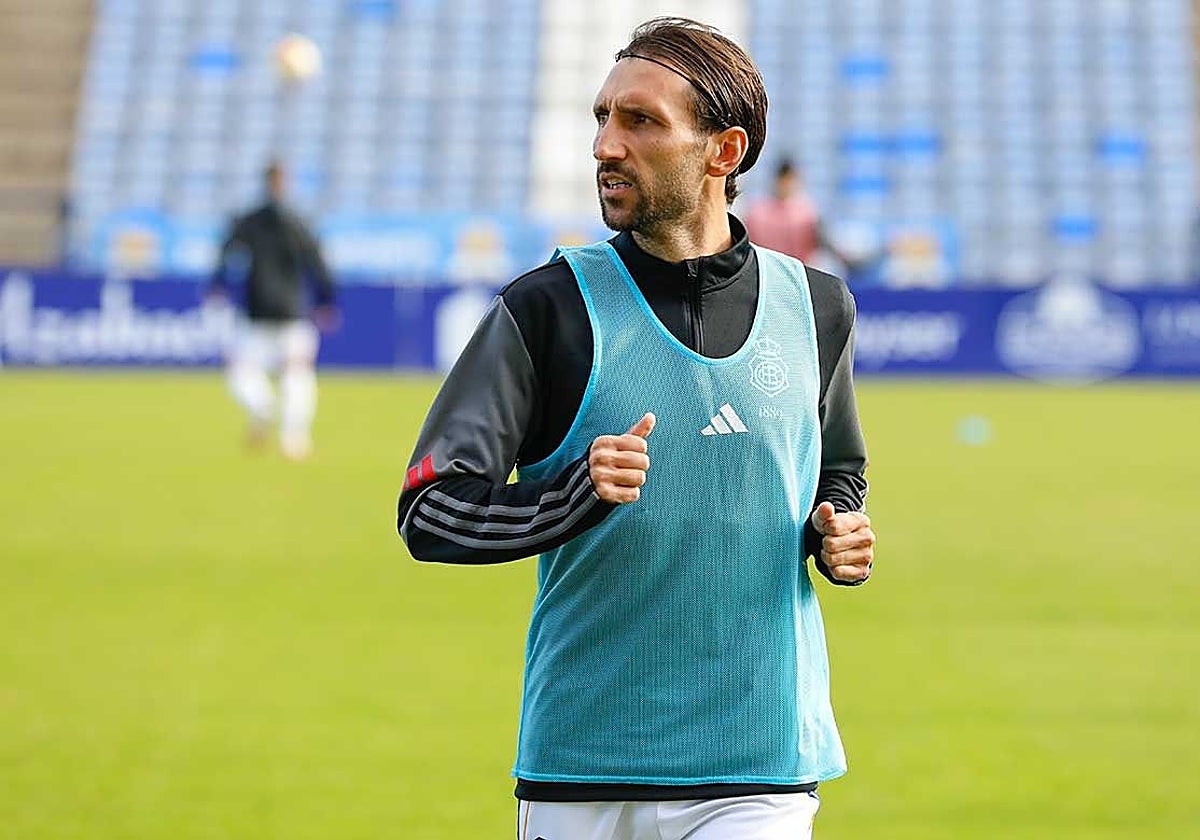 Álex Bernal en un entrenamiento del Recreativo en el Nuevo Colombino
