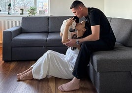 Alejandro Zambrano en su casa de Islandia junto a su pareja y la pequeña hija que han tenido recientemente