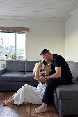 Alejandro Zambrano en su casa de Islandia junto a su pareja y la pequeña hija que han tenido recientemente