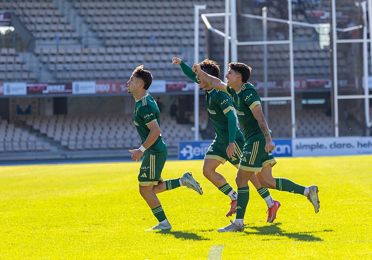 Antonio Arcos celebrando junto a Néstor Senra y Paolo Romero el gol del Recreativo en Chapín