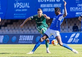 Caye Quintana disparando a puerta en un lance del Xerez DFC-Recreativo de Huelva