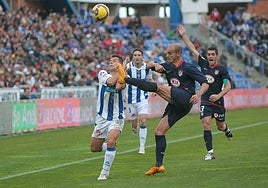 Mariano Pernía ante Camuñas en el Recreativo de Huelva-Atlético de Madrid de la temporada 2008/09