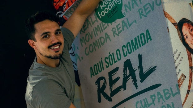 Carlos Ríos, con un cartel de su nuevo restaurante