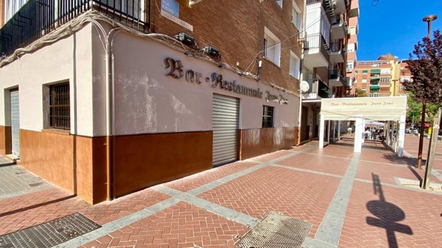 El bar Juan José junto al nuevo local que ha adquirido