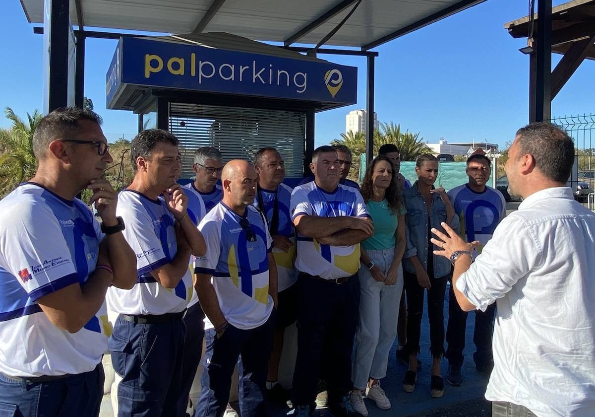 Trabajadores de PalParking atendiendo las explicaciones de la empresa sobre su situación