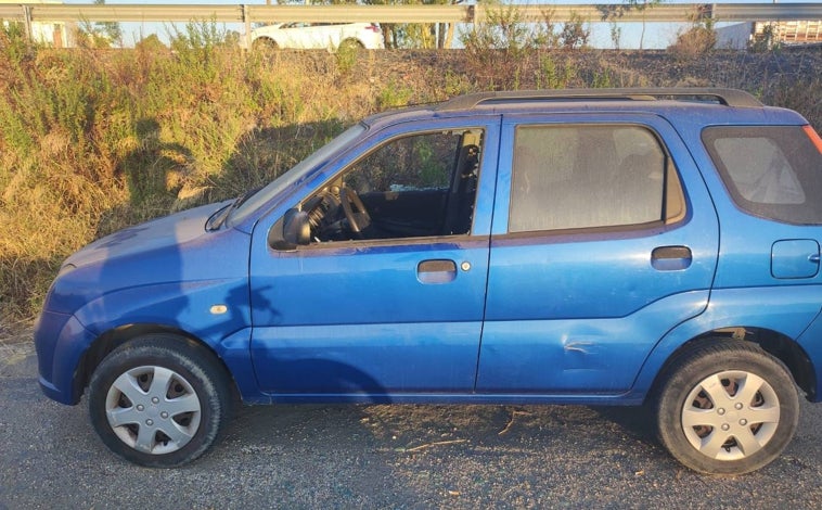 Imagen principal - Varios coches han sido vandaiizados en una zona de aparcamiento próxima a la estación de tren