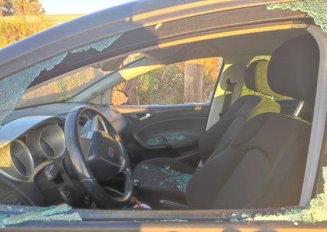 Imagen secundaria 1 - Varios coches han sido vandaiizados en una zona de aparcamiento próxima a la estación de tren