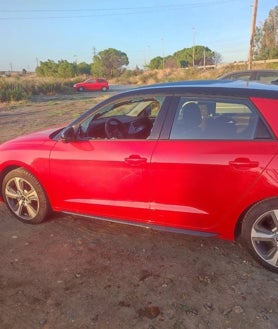 Imagen secundaria 2 - Varios coches han sido vandaiizados en una zona de aparcamiento próxima a la estación de tren