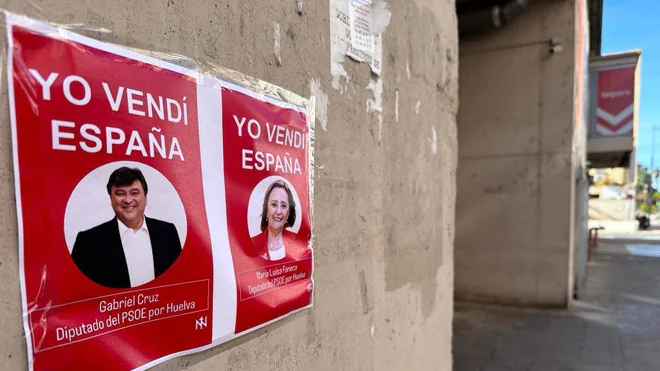 Carteles contra políticos del PSOE de Huelva en el céntrico Mercado del Carmen de la capital