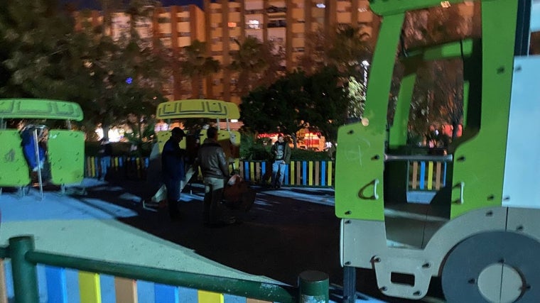 La zona infantil de la plaza del antiguo Estadio se queda a oscuras nada más se pone el sol