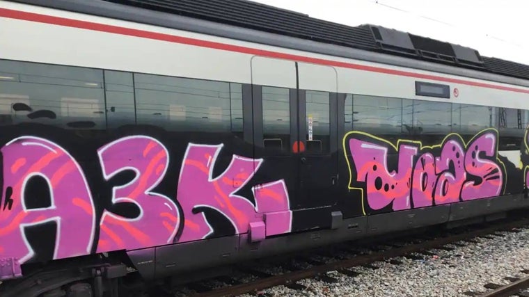 Imagen de un grafiti en un tren de Renfe