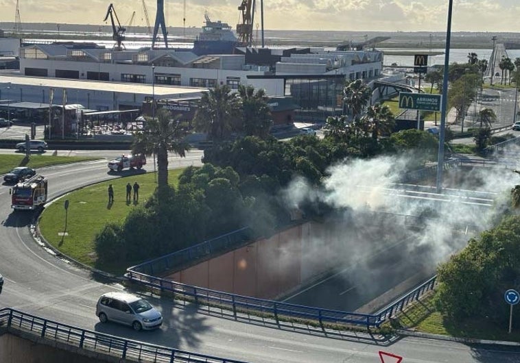 El humo del incendio del pasado domingo