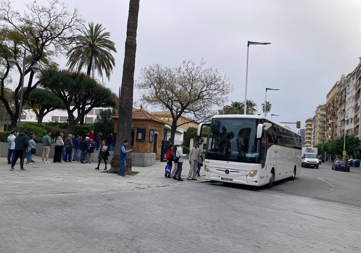 Turistas chinos con la guía de la Semana Santa de Huelva, junto a la Casa Colón