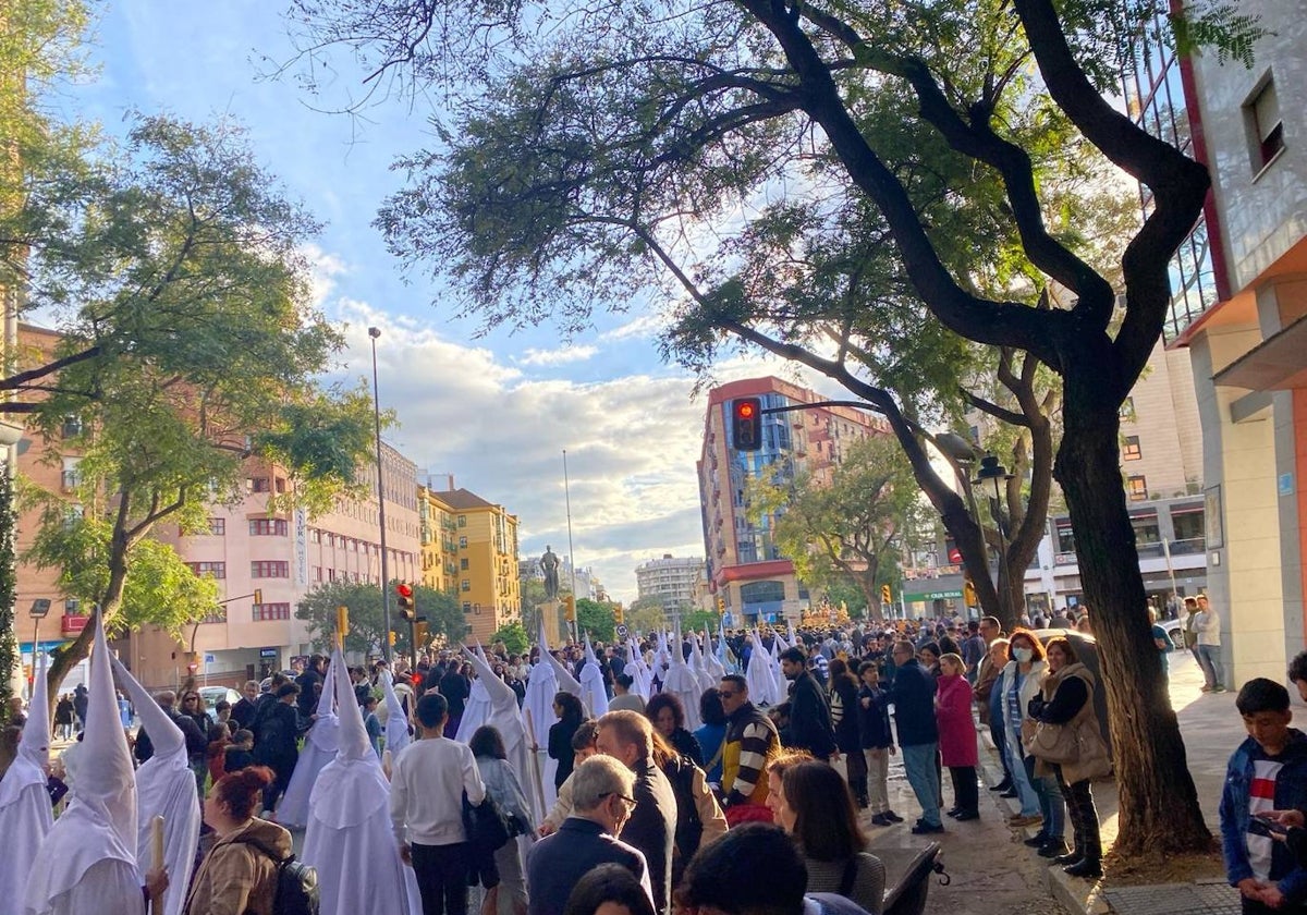 La Hermandad del Cautivo, por la calle San Sebastián