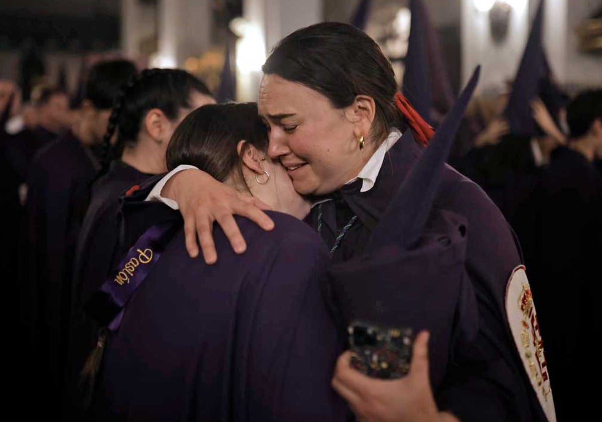 Dos hermanas de Pasión, emocionadas tras anunciarse que la cofradía salía