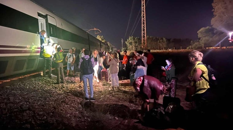 Pasajeros apeados en mitad e la noche en San Juan del Puerto en una de las múltiples averías en la línea Huelva-Sevilla