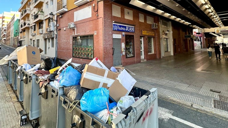 Contenedores hasta arriba en la calle Isaac Peral de Huelva