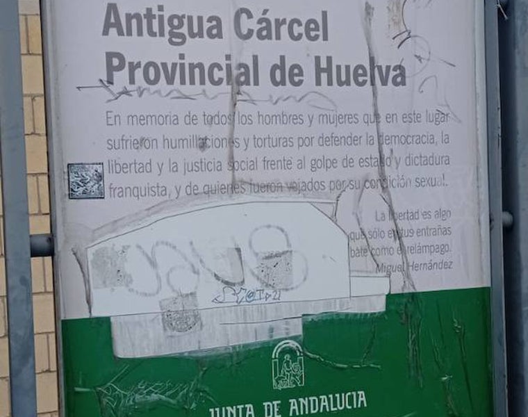 Estado de deterioro del cartel de la cárcel antigua de Huelva en la Isla Chica