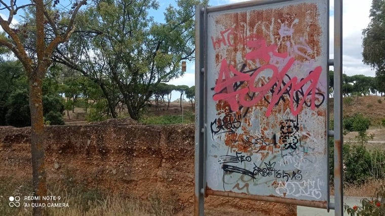 El muro de la memoria del Paque Moret, vandalizado