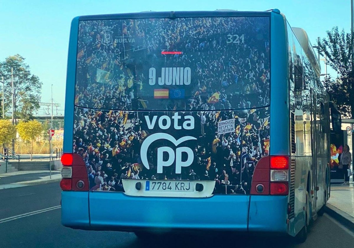 Autobús municipal con propoganda del PP