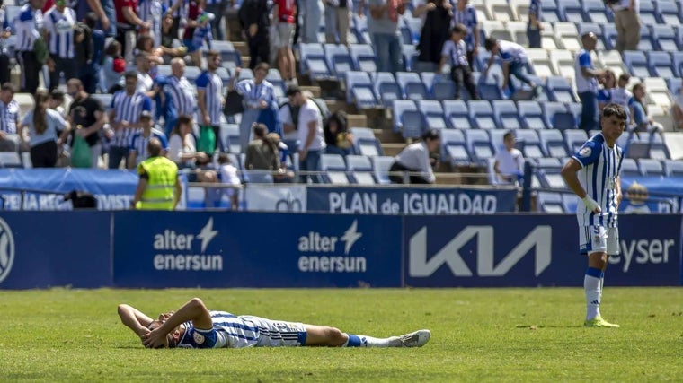 Un jugador del Recre lamentándose tras el empate ante el Atlético Baleares