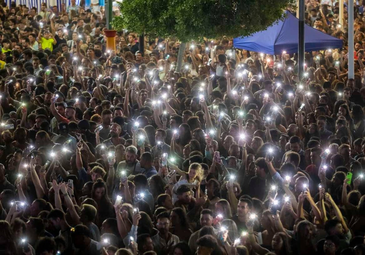 La zona de conciertos de Colombinas, repleta de personas el viernes por la noche