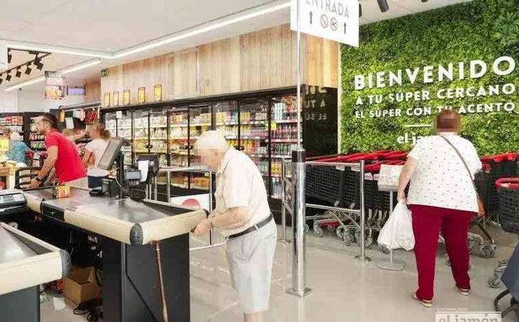 Imagen principal - Imágenes del estreno del supermercado El Jamón en el barrio onubense de Fuentepiña