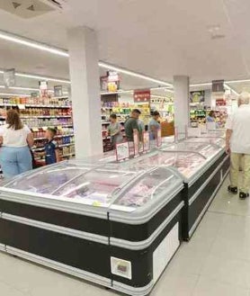 Imagen secundaria 2 - Imágenes del estreno del supermercado El Jamón en el barrio onubense de Fuentepiña