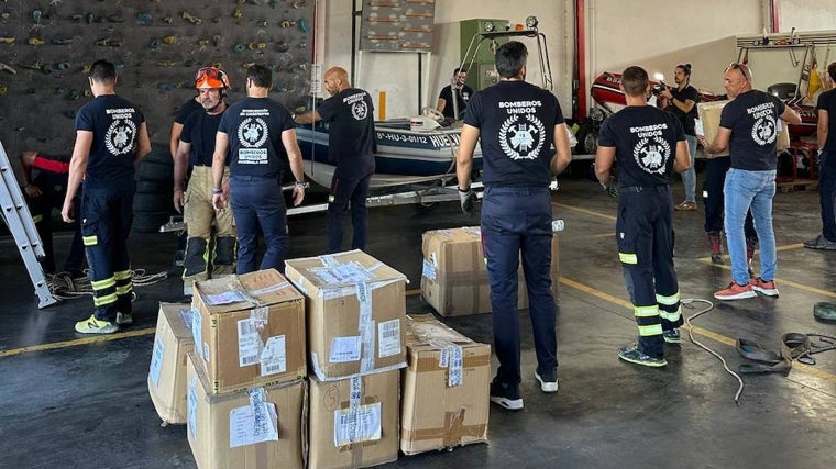 Bomberos de BUSF preparando el cargamento a enviar