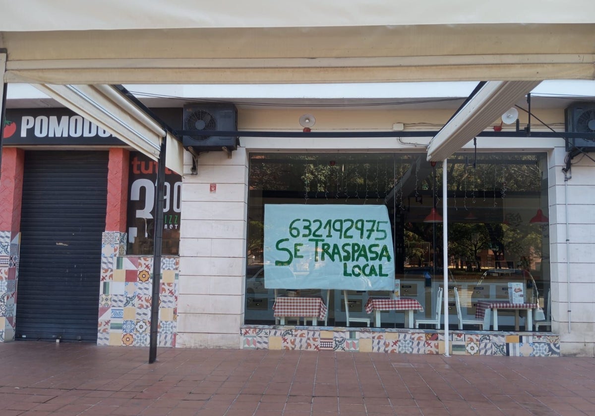 Local de Pomodoro cerrado en la Avenida Andalucía y con el cartel de que se traspasa.