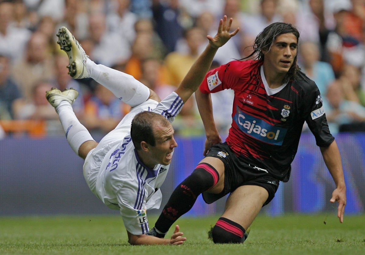 Martín Cáceres ante Robben en el Real Madrid-Recreativo de la temporada 2007/08