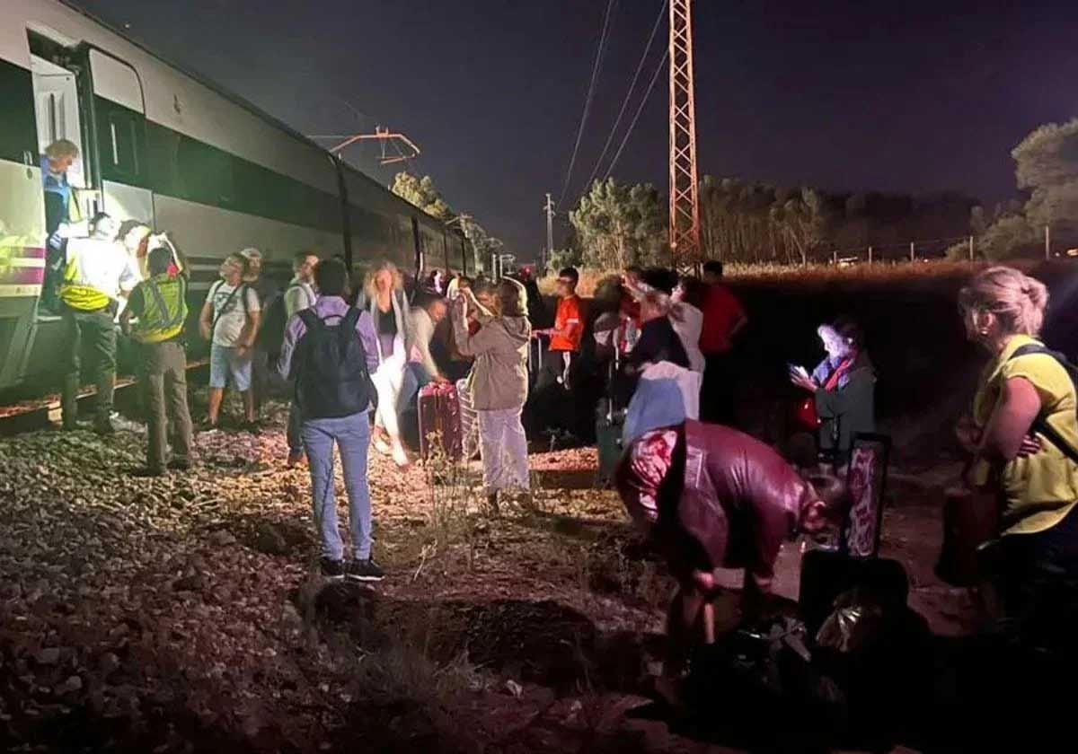 Viajeros con destino a Huelva se apean del tren en mitad de la noche por una avería