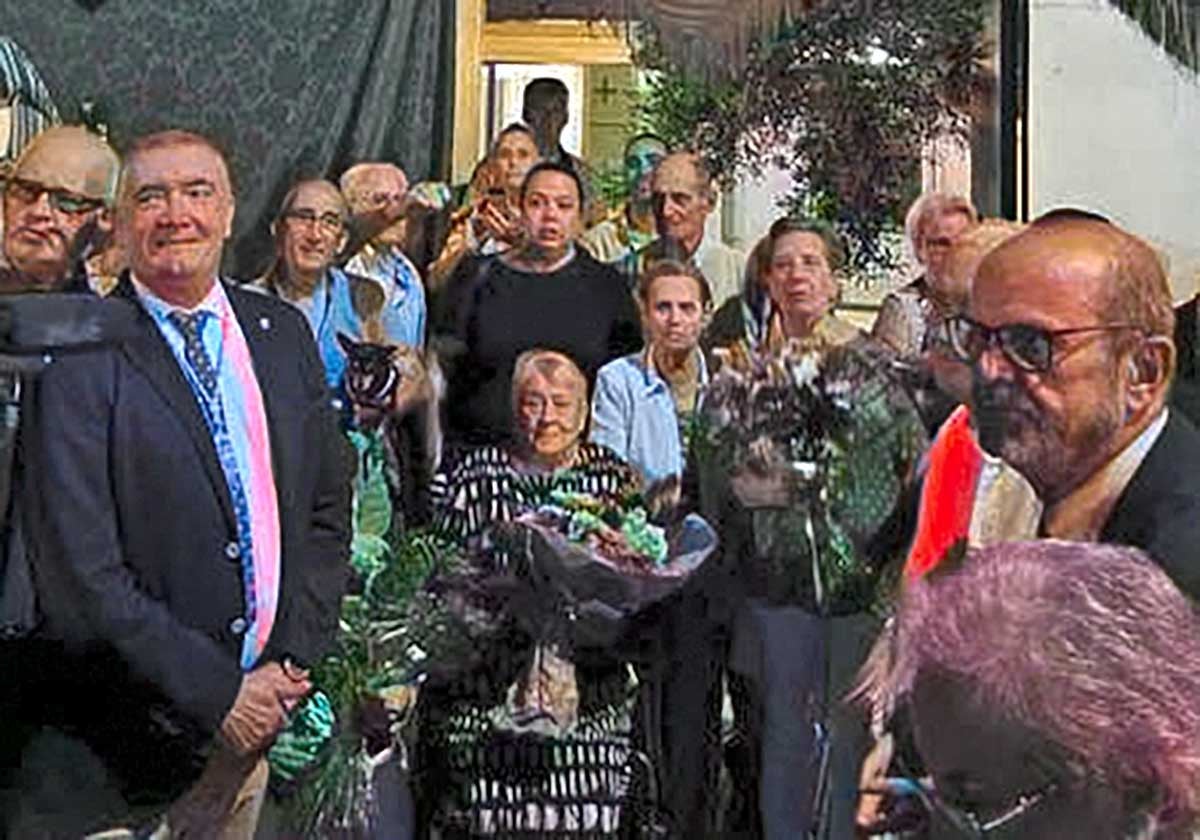 Paca 'la del bombero' tras recibir un homenaje de la Hermandad de la Cinta