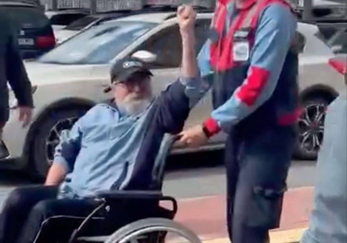 Juan Cuartelillos grita desde la silla de ruedas '¡Viva la sanidad pública!'