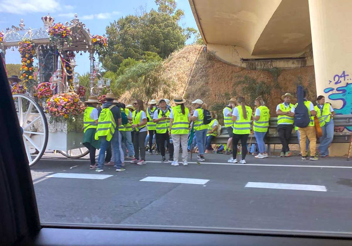 Los peregrinos de Punta Umbría descansando en la autovía