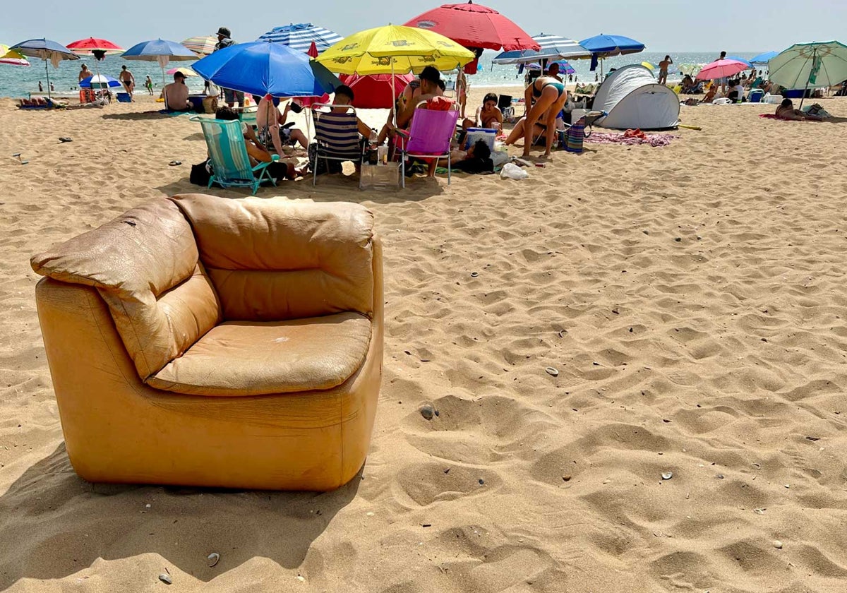 El sofá abandonado en la playa urbana puntaumbrieña