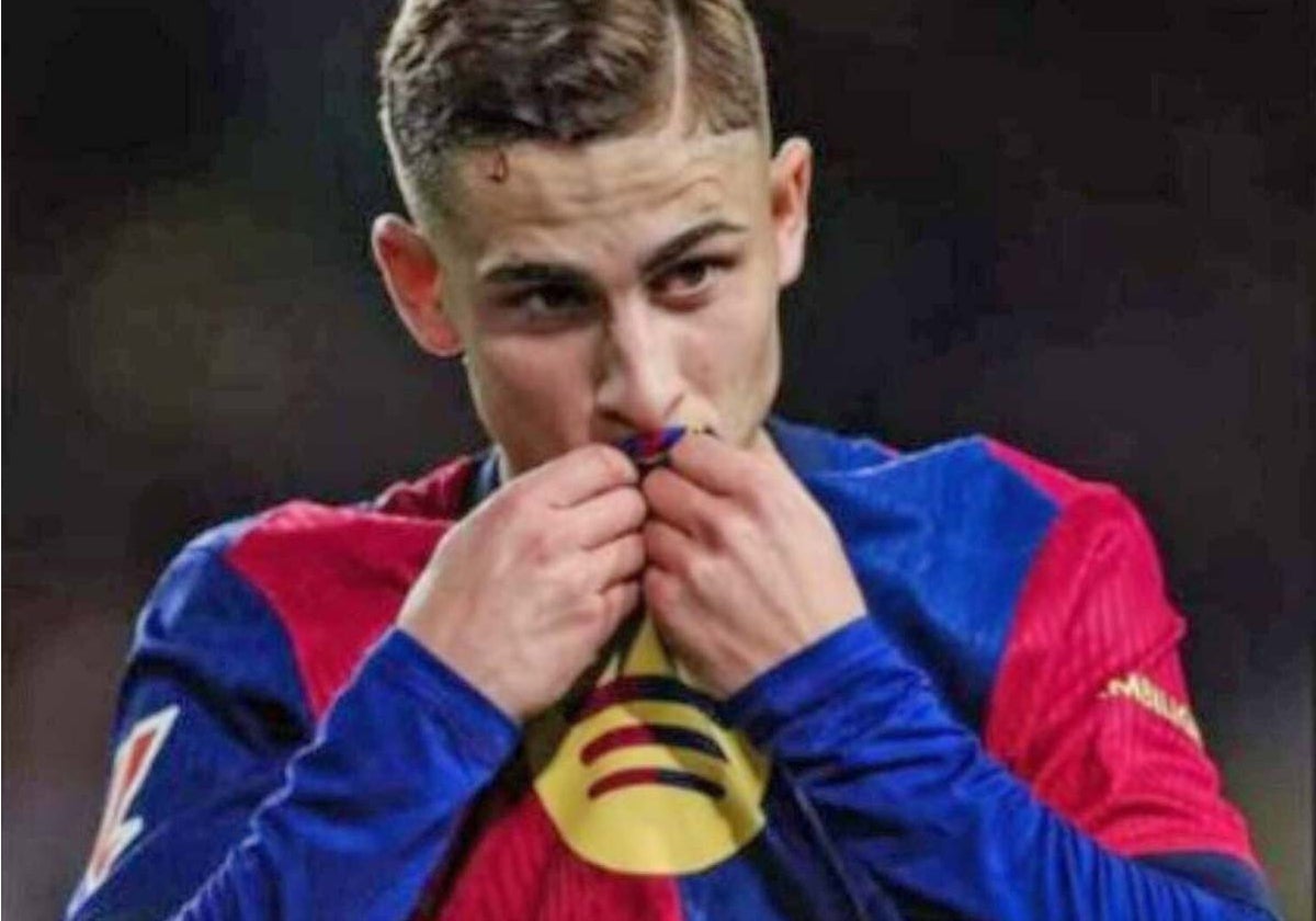 El onubense se besa el escudo en un partido con el F.C.Barcelona