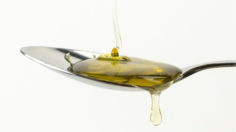 Un endocrino advierte de la dosis máxima de aceite de oliva que se debe tomar al día: «Tiene muchas calorías»