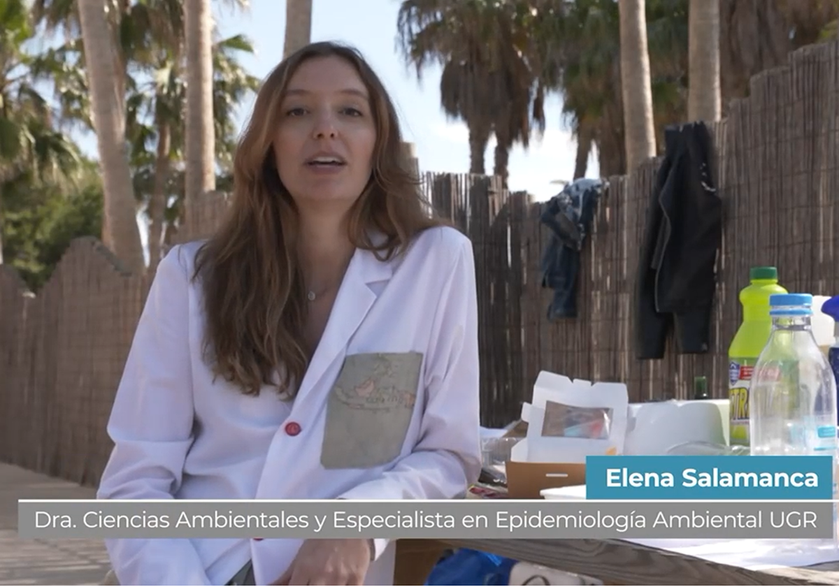 La doctora Elena Salamanca, durante su explicación acerca de lo que le pasa a nuestro cuerpo al tomar alimentos y bebidas en plástico a diario