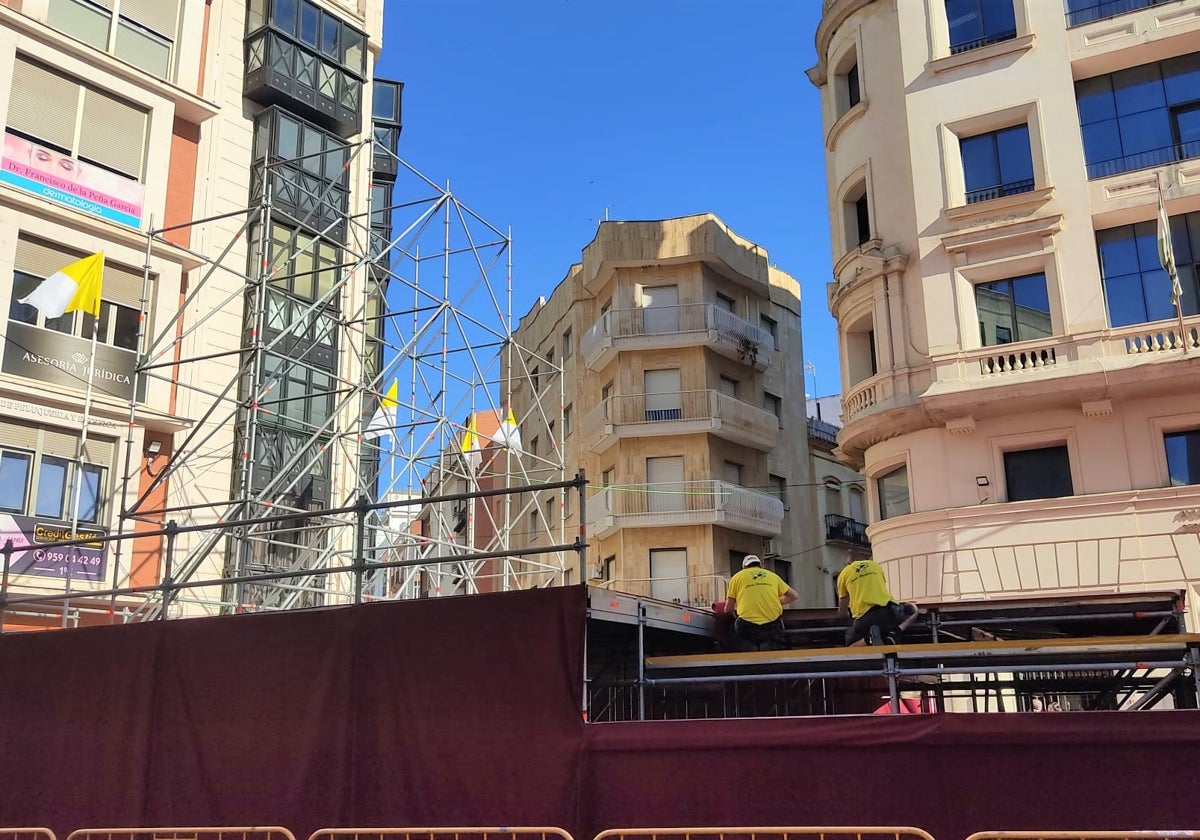 Montaje del altar ubicado en La Placeta para la coronación de la Virgen de la Amargura en Huelva