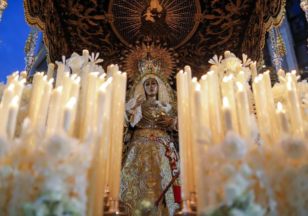 La Virgen de la Amargura procesiona por primera vez tras su Coronación Canónica