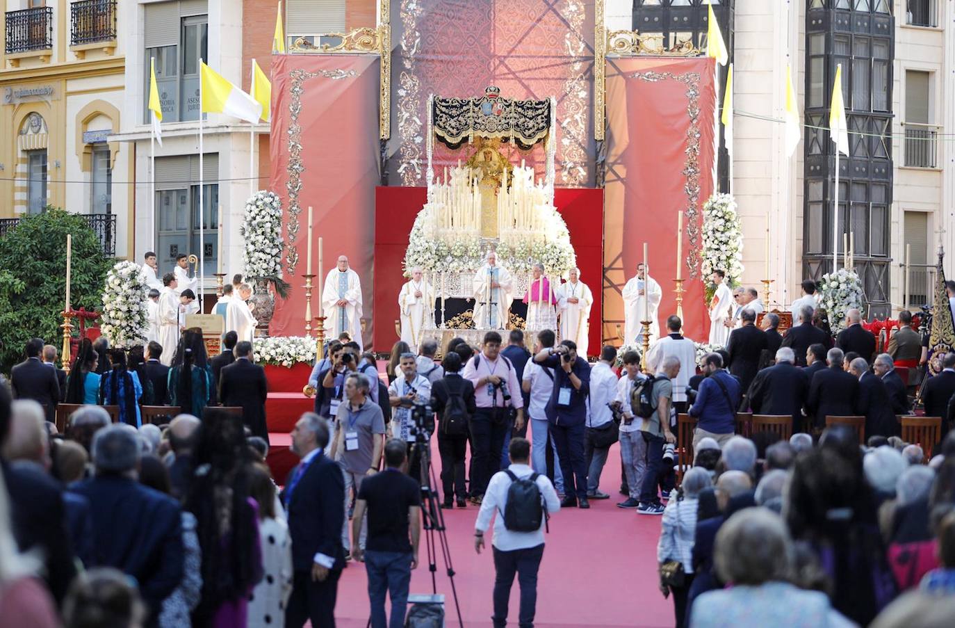 La coronación de la Virgen de la Amargura de Huelva, en imágenes