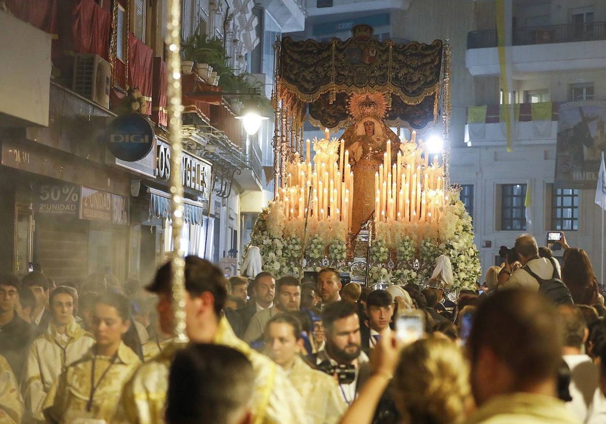 María Santísima de la Amargura, en su primera procesión Coronada